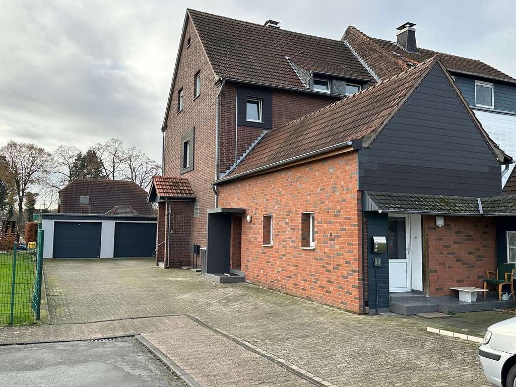 Immobilie in Schermbeck - Vermietetes Mehrfamilienhaus mit separaten Gärten sowie zwei Garagen in Sackgassenlage! - Bild 0