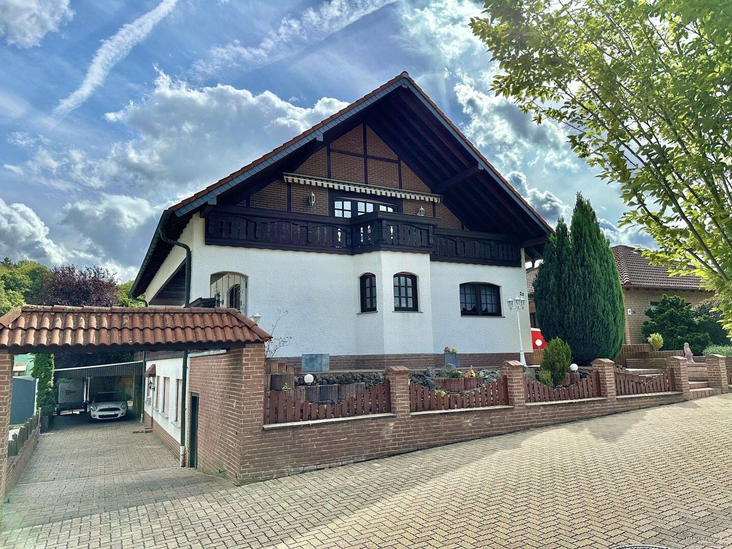 Immobilie in Glees - Repräsentatives Einfamilienhaus mit Einliegerwohnung, Garage und schönem Außenbereich - Bild 0