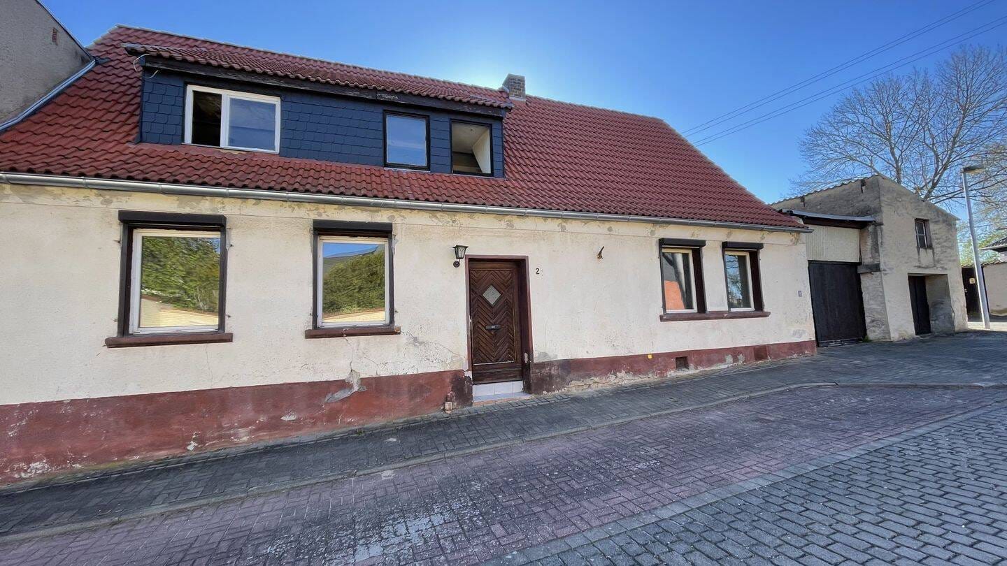 Immobilie in Nienburg (Saale) - Wohnhaus mit Werkstattgebäude - Bild 1