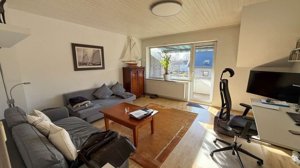 Immobilie in Glücksburg - Modernisierte, sonnige 3-Zimmer-Dachgeschosswohnung mit Balkon und PKW-Stellplatz - Bild 1