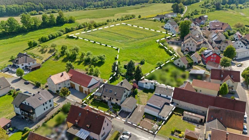Immobilie in Schlüsselfeld - Einzigartiges Anwesen! Hochwertiges Wohnhaus mit Nebengebäuden und 9.625m² Grundstück - Bild 2