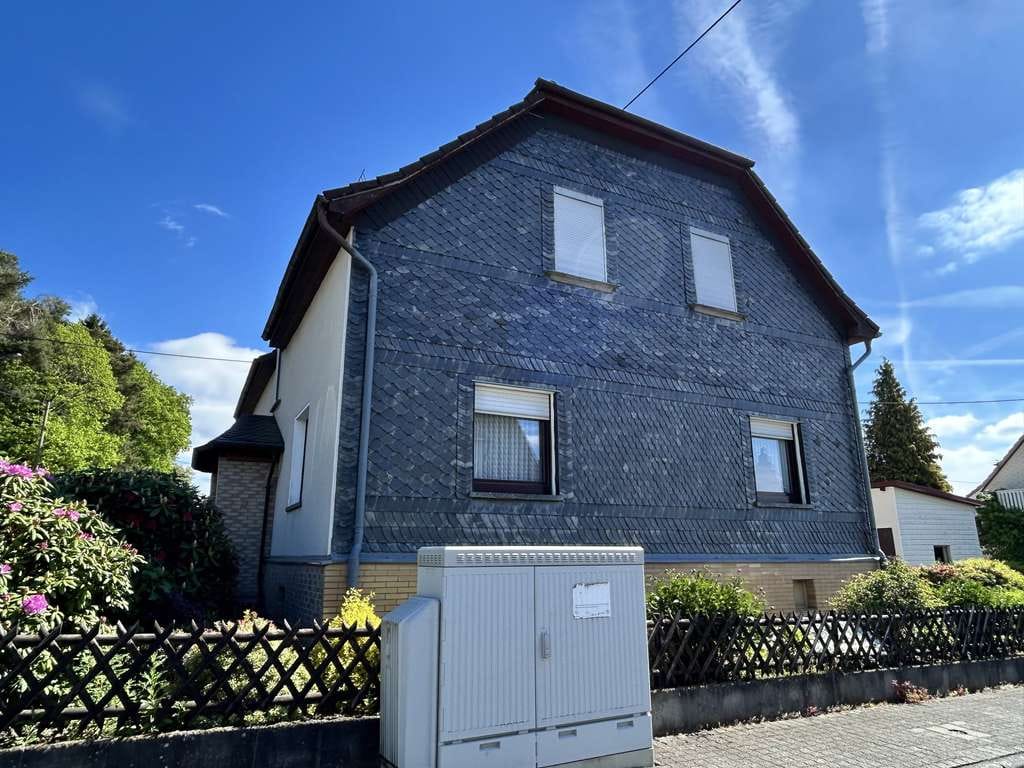 Immobilie in Oberdreis - Oberdreis, Großes Einfamilienhaus mit 3 Garagen und großem Grundstück - Bild 2