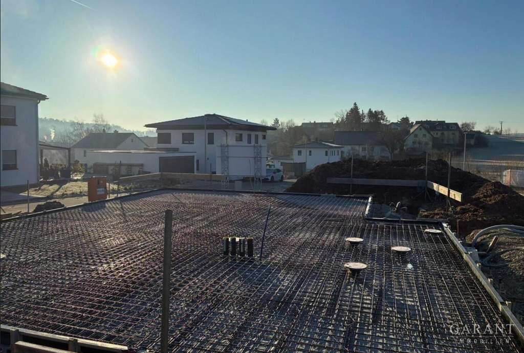 Immobilie in Schlüsselfeld - Moderner Bungalow mit überdachter Veranda und Garage - naturnah wohnen mit durchdachtem Wohnkonzept - Bild 1