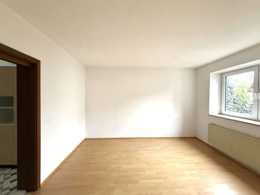 Immobilie in Hohenaltheim - Bezugsfertiges Einfamilienhaus mit angeschlossenem Nebengebäude, Garten, Balkon und zwei Garagen - Bild 4