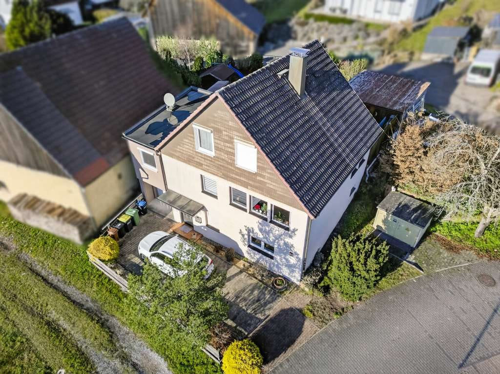 Immobilie in Straubenhardt - Ihr Familienzuhause in Ottenhausen - Gepflegtes Einfamilienhaus mit großer Terrasse - Bild 1