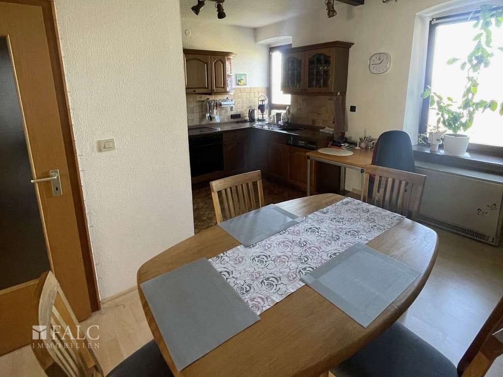 Immobilie in Mandelbachtal - Zweifamilienhaus mit Halle, Werkstatt und Garagen - Bild 1