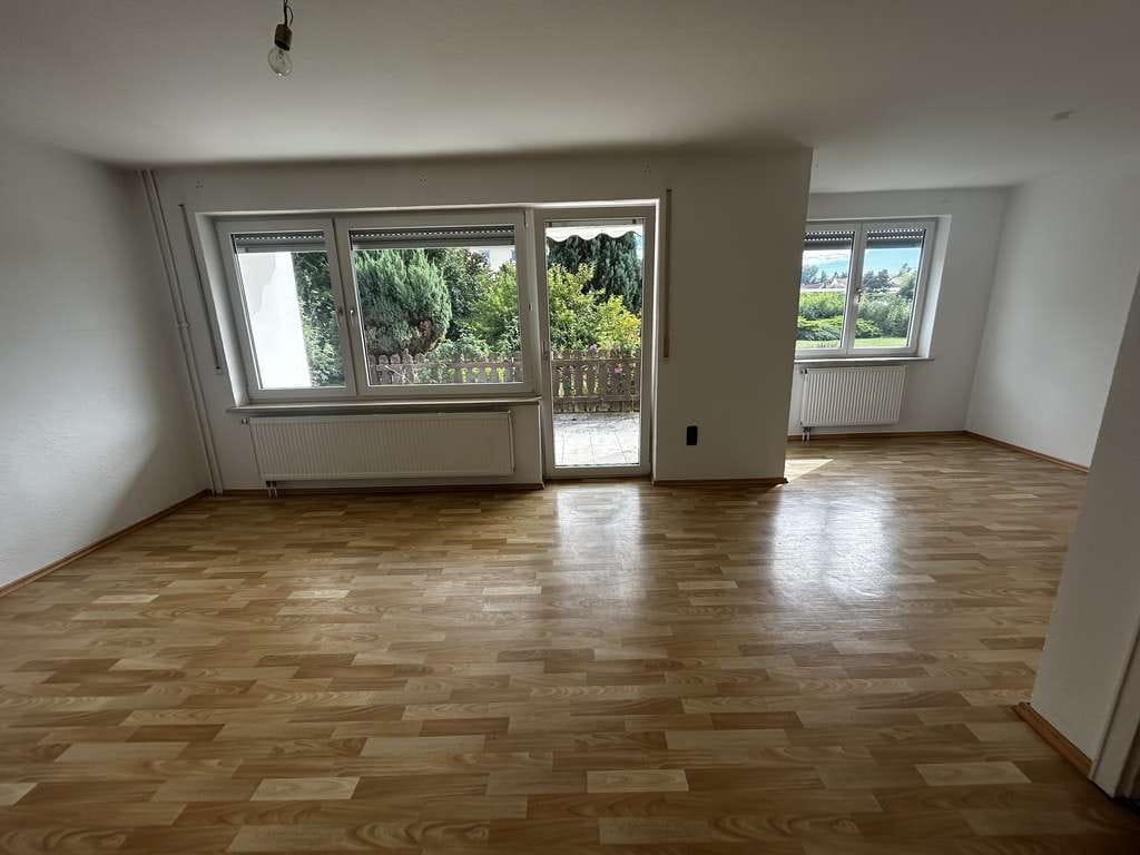 Immobilie in Rot an der Rot - Doppelhaushälfte mit großem Grundstück, Garage und viel Potenzial - Bild 2