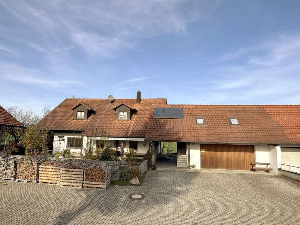 Immobilie in Bayerbach b. Ergoldsbach - Wohnhaus mit Weitblick & Freiraum – vielseitiges Anwesen mit Tierhaltung und zwei Einliegerwohnungen - Bild 1