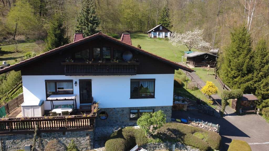 Immobilie in Berga/Elster - Exklusiver Rückzugsort in Berga: Haus mit Kamin, Terrassen & Südbalkonen und traumhaftem Weitblick - Bild 0