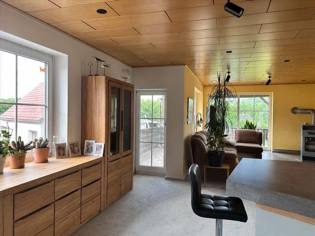 Immobilie in Eisenberg - Maisonettewohnung mit außergewöhnlichem Wohngefühl – Balkon, Kaminofen und viele Sprossenfenster - Bild 0