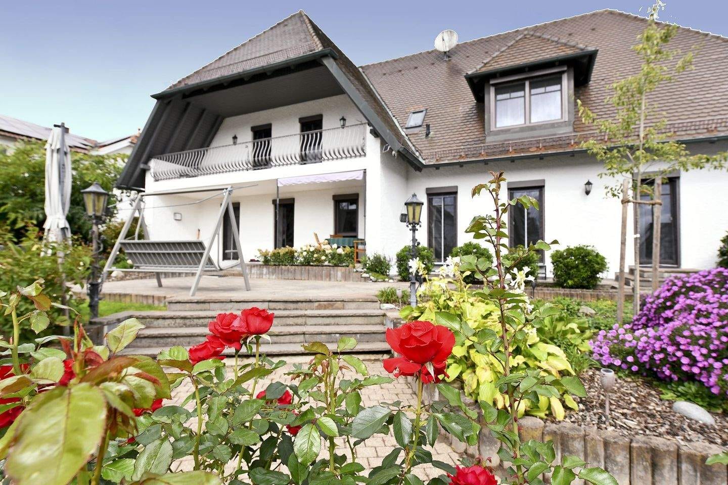 Immobilie in Neufahrn in Niederbayern - Großzügig. Modern. Energiesparend.  Kernsaniertes Einfamilienhaus mit Stil und Komfort zu verkaufen - Bild 0