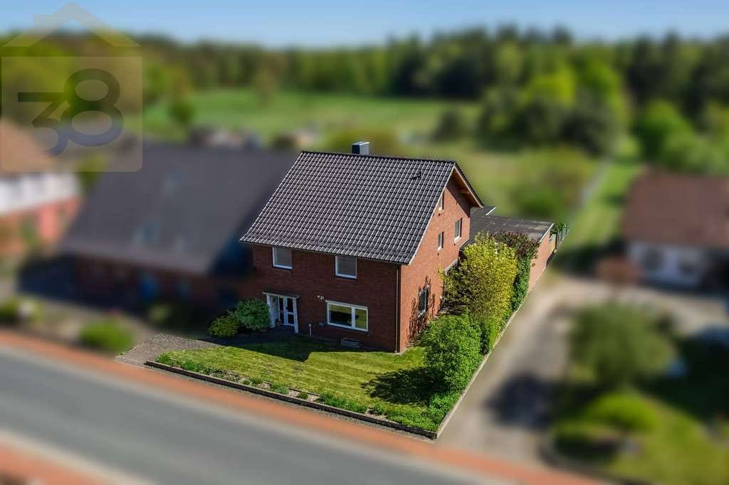 Immobilie in Bokensdorf - Zweifamilienhaus mit Schwimmbad, 3 Garagen und großem Grundstück - ideal für Pferdeliebhaber! - Bild 2