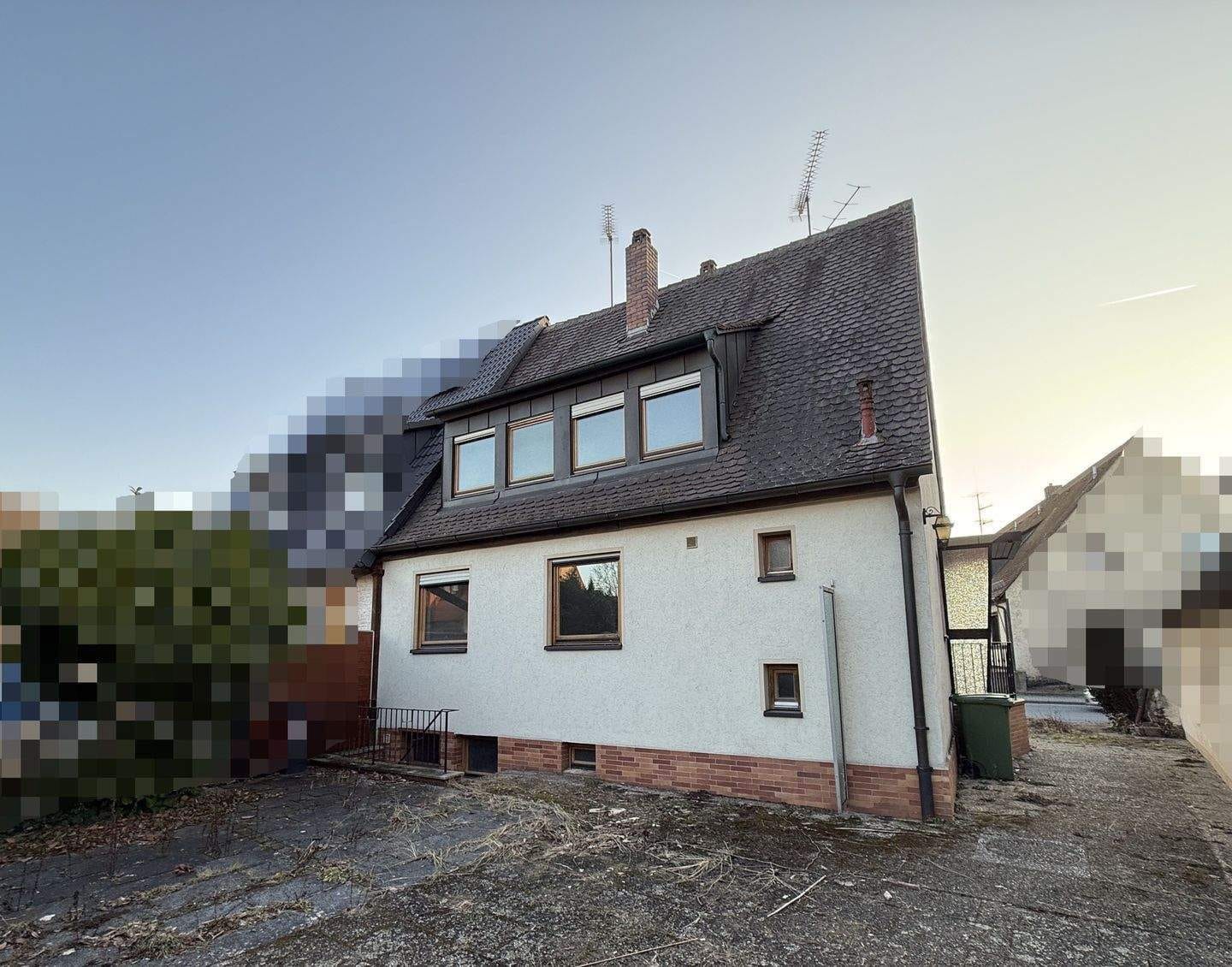 Immobilie in Bubenreuth - Stark sanierungsbedürftige Doppelhaushälfte für RENOVIERUNGSPROFIS  - Bild 2