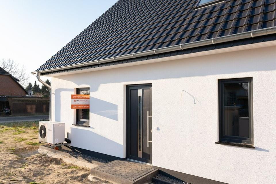 Immobilie in Elmenhorst/Lichtenhagen - Grillsaison auf der eigenen  Terrasse starten: Neubau-Doppelhaushälfte in begehrter Lage - Bild 0