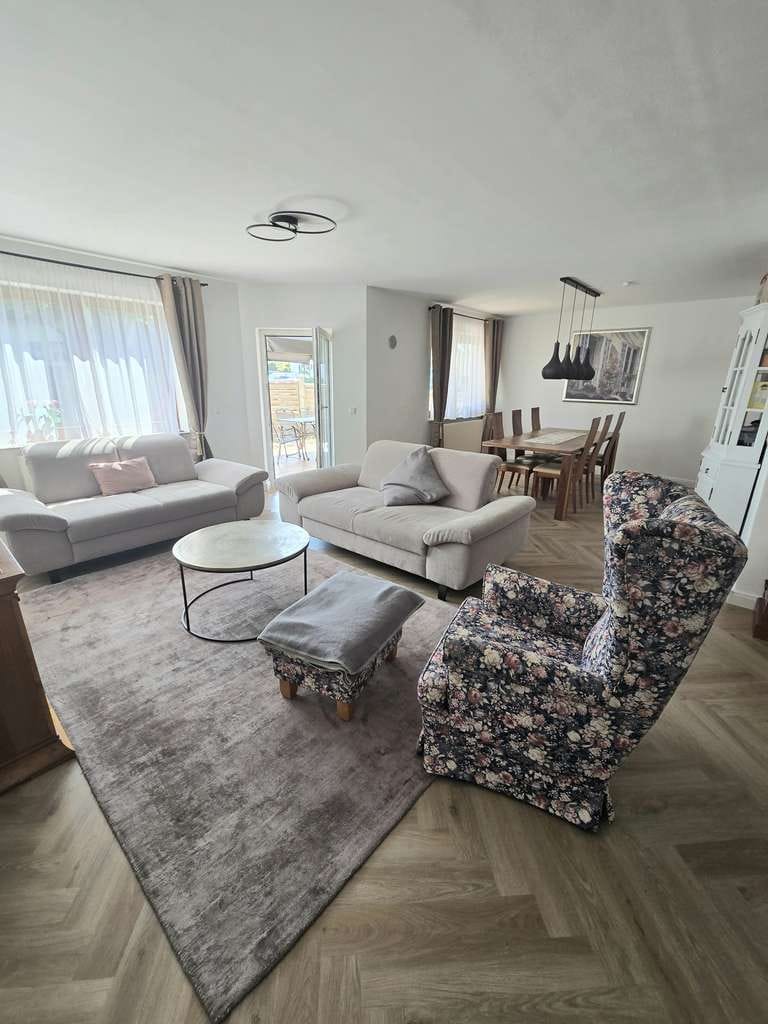 Immobilie in Bönnigheim - Zweifamilienhaus mit Einliegerwohnung in begehrter Feldrandlage - Bild 3