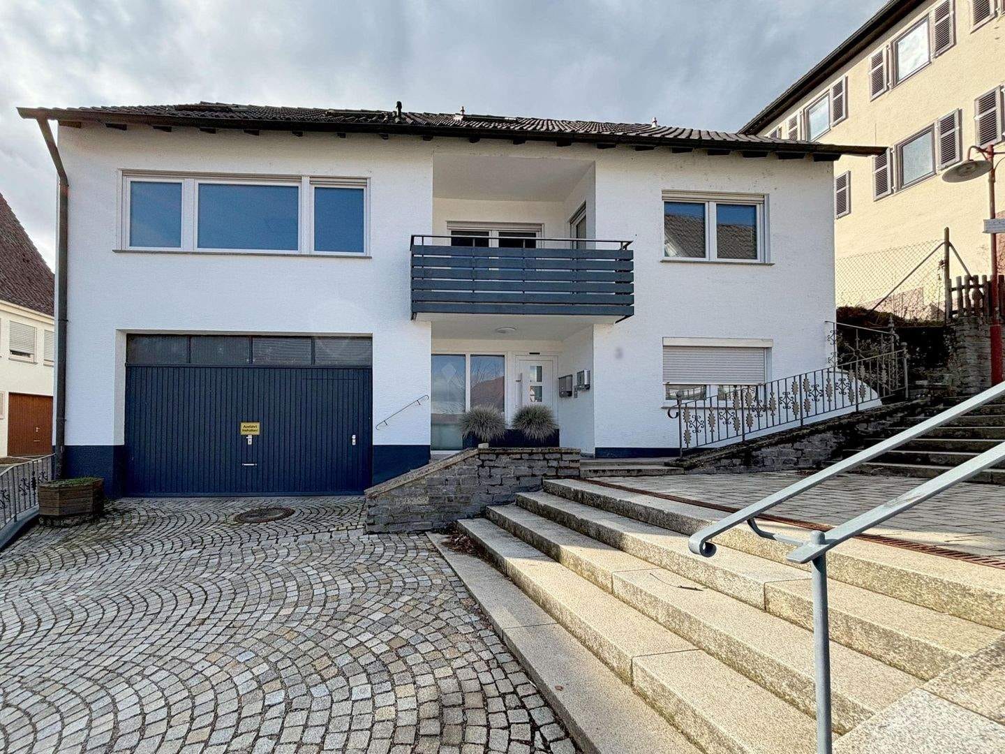 Immobilie in Wiernsheim - Familienparadies in der Ortsmitte mit Terrasse und Einliegerwohnung! - Bild 1