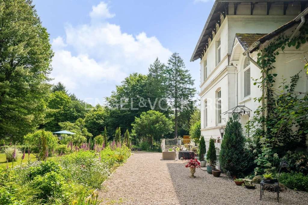 Immobilie in Schmalfeld - Historische Villa auf Parkgrundstück mit eigenem See - Bild 1