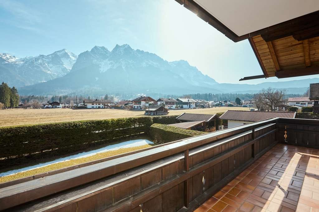 Immobilie in Grainau - Logenplatz Grainau: 2-Zimmer-Juwel mit unverbaubarem Panoramablick & XXL-Sonnenbalkon - Bild 0
