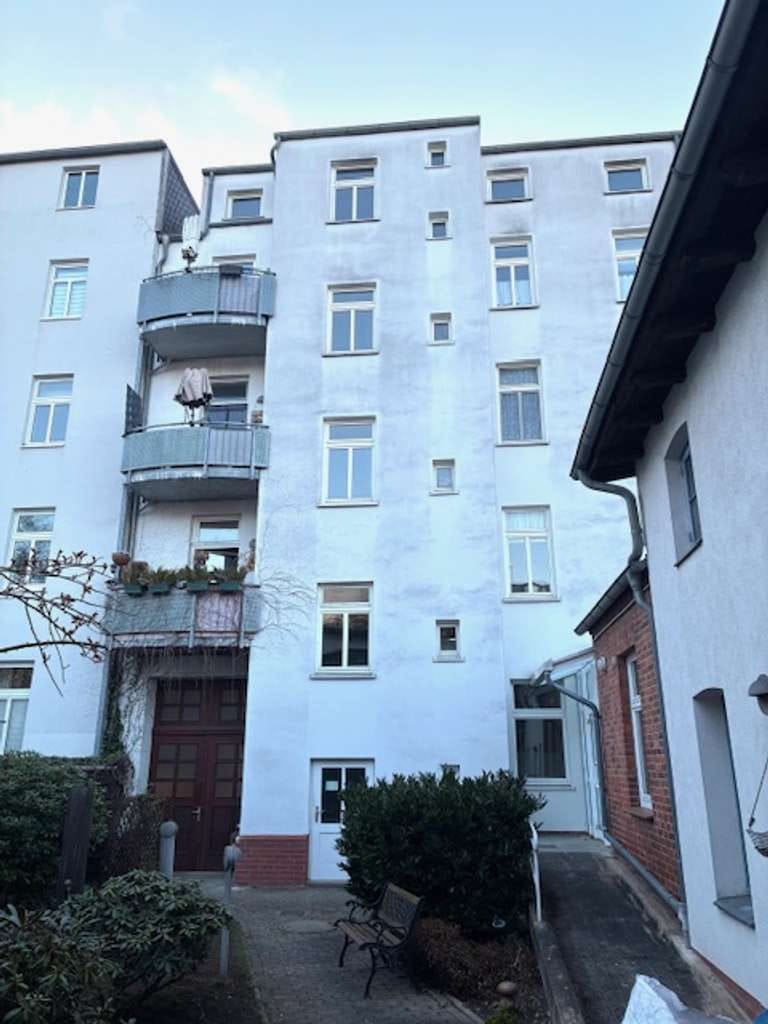 Immobilie in Schwerin - Gepflegtes Wohn- und Geschäftshaus mit vier Wohneinheiten, Balkonen und einer Gewerbeeinheit - Bild 2