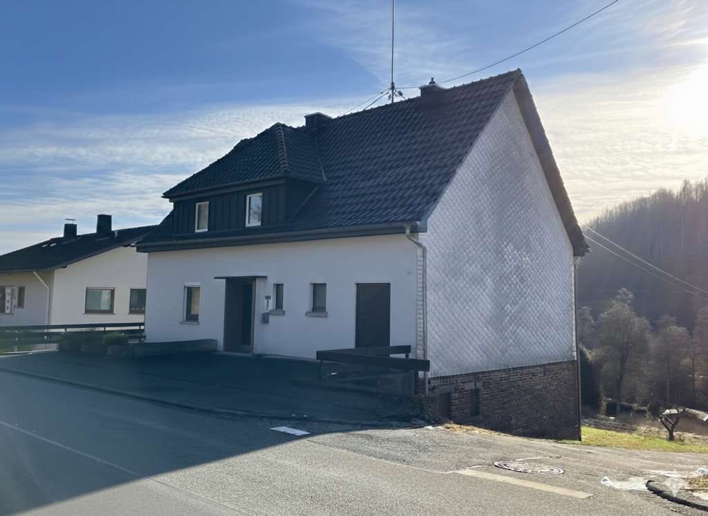 Immobilie in Unnau - Zwischen Hachenburg & Bad Marienberg: Solides Einfamilienhaus mit 136 m² WFL; Heizung + Dach neu! - Bild 1
