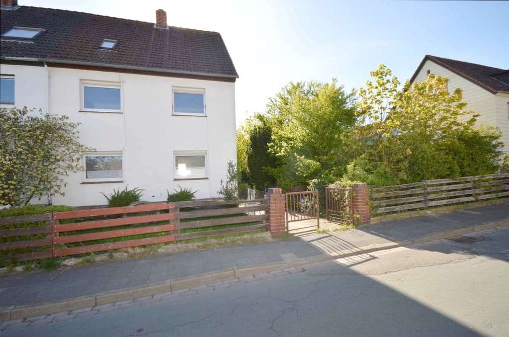 Immobilie in Helmstedt - Gemütliche Doppelhaushälfte zum Modernisieren mit 6 Zimmern und 2 Bädern. - Bild 1