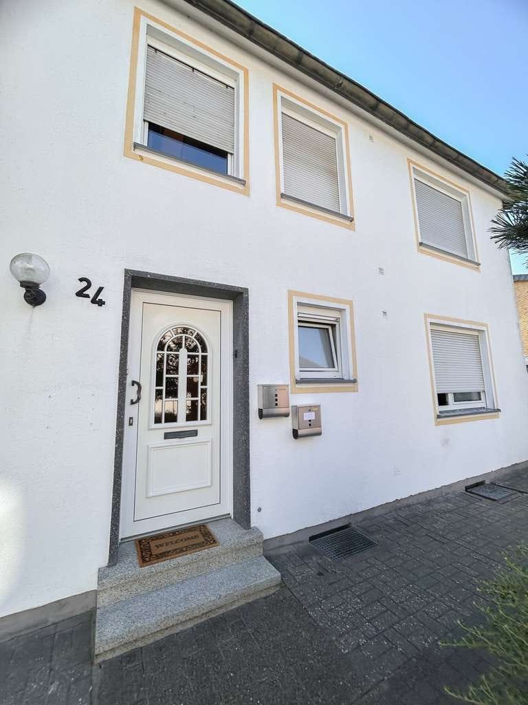 Immobilie in Übach-Palenberg - Ein-/Zweifamilienhaus mit Garten und Garage in Übach-Palenberg - Bild 1
