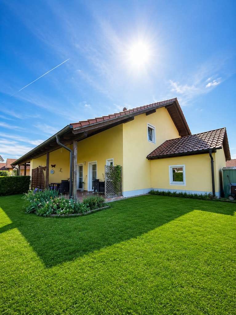 Immobilie in Künzing - Gepflegte vermietete Doppelhaushälfte mit Garten, Terrasse, Garage & Keller! - Bild 0