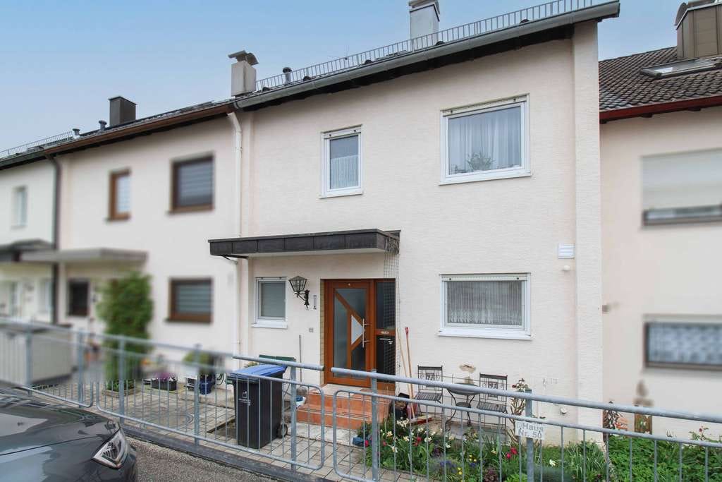 Immobilie in Hildrizhausen - Sofort wohlfühlen: 5-Zi.-RMH in Hildrizhausen mit Garage und Stellplatz - Bild 1