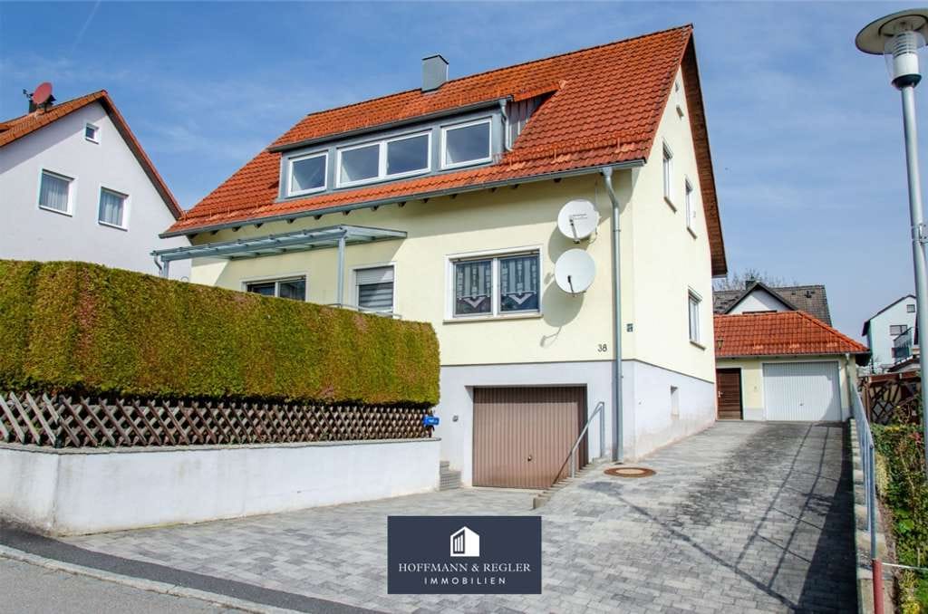 Immobilie in Poppenricht - Gepflegtes Wohnhaus mit zwei Wohneinheiten, Nebengebäude und vielseitigen Nutzungsmöglichkeiten - Bild 0