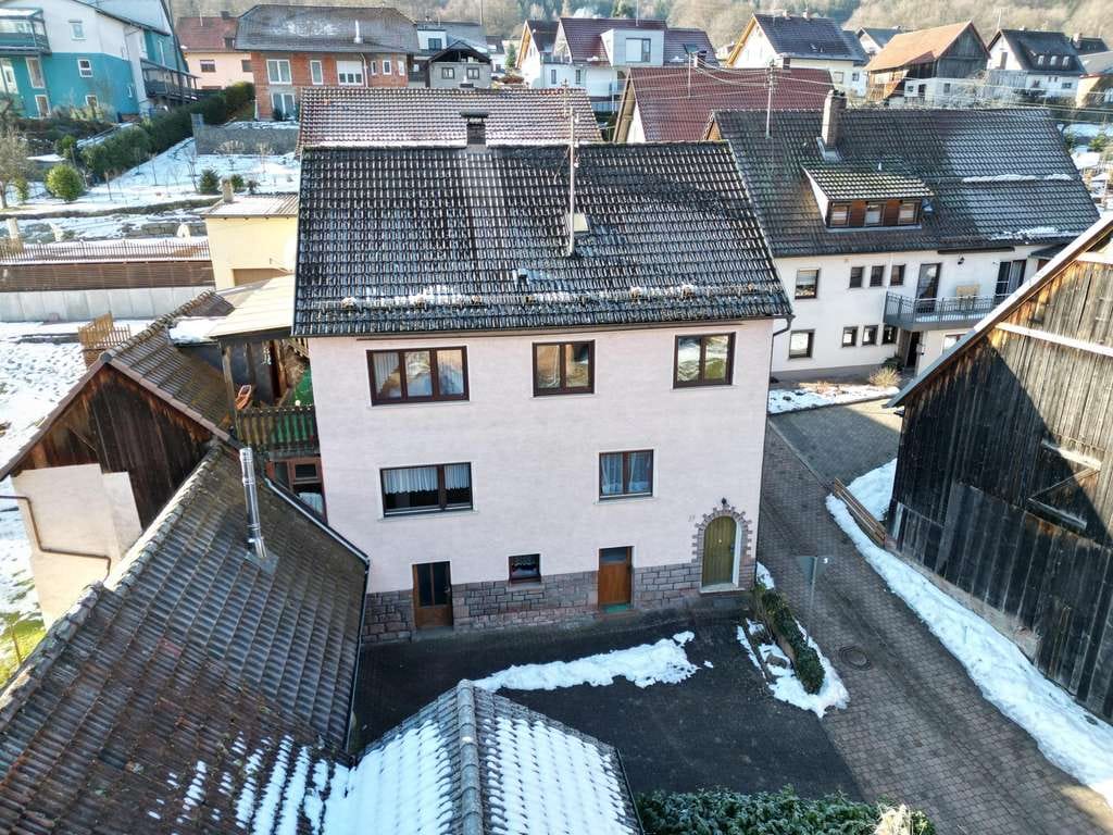 Immobilie in Lohr am Main - Großzügiges Zweifamilienhaus mit zwei Wohneinheiten, Balkon und Nebengebäude im Spessart  - Bild 0