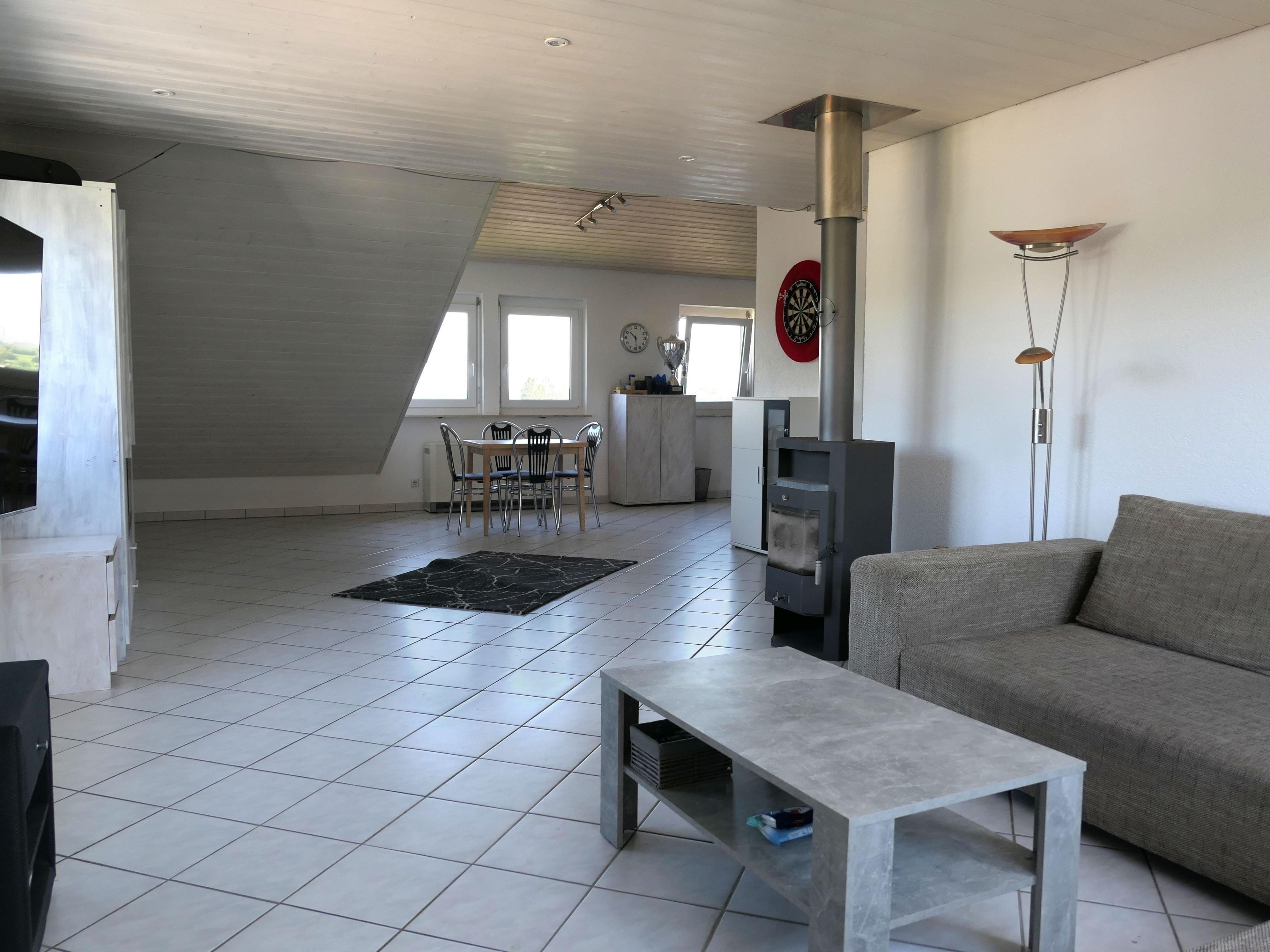 Immobilie in Wiernsheim - Herrliche Dachgeschosswohnung mit Terrasse und zwei Stellplätzen! - Bild 0