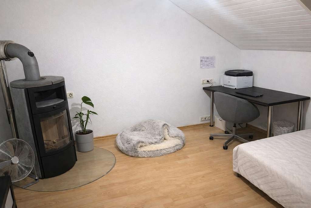 Immobilie in Ingersheim - Helle 2,5-Zimmer-Dachwohnung mit Balkon in charmantem, kleiner Wohneinheit - Bild 1