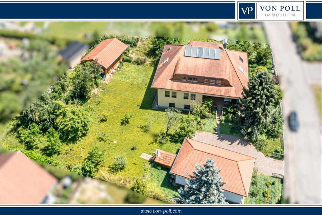 Immobilie in Bad Kötzting - Charmantes Zweifamilienhaus mit drei Garagen und großem Garten - Bild 2