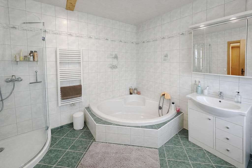 Immobilie in Wermsdorf - Großzügiges Zweifamilienhaus mit Photovoltaik, Solarthermie & Schwimmteich - Bild 4