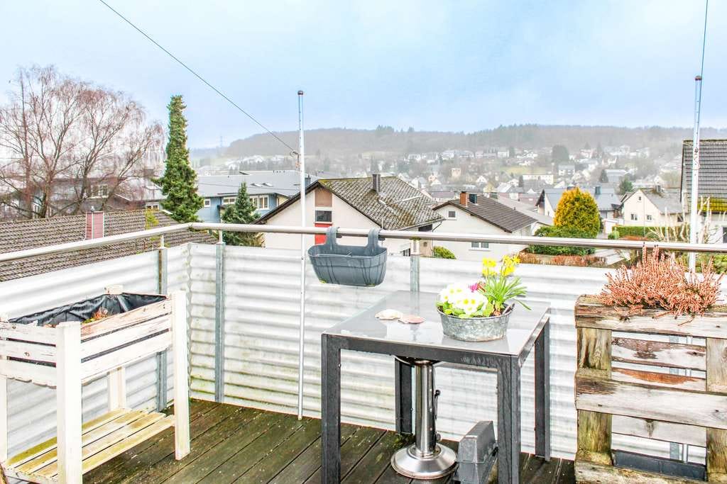 Immobilie in Rennerod - "Fast wie ein eigenes Haus" Vermietete DG-Wohnung mit eigenem Treppenhaus und Balkon in Rennerod  - Bild 4