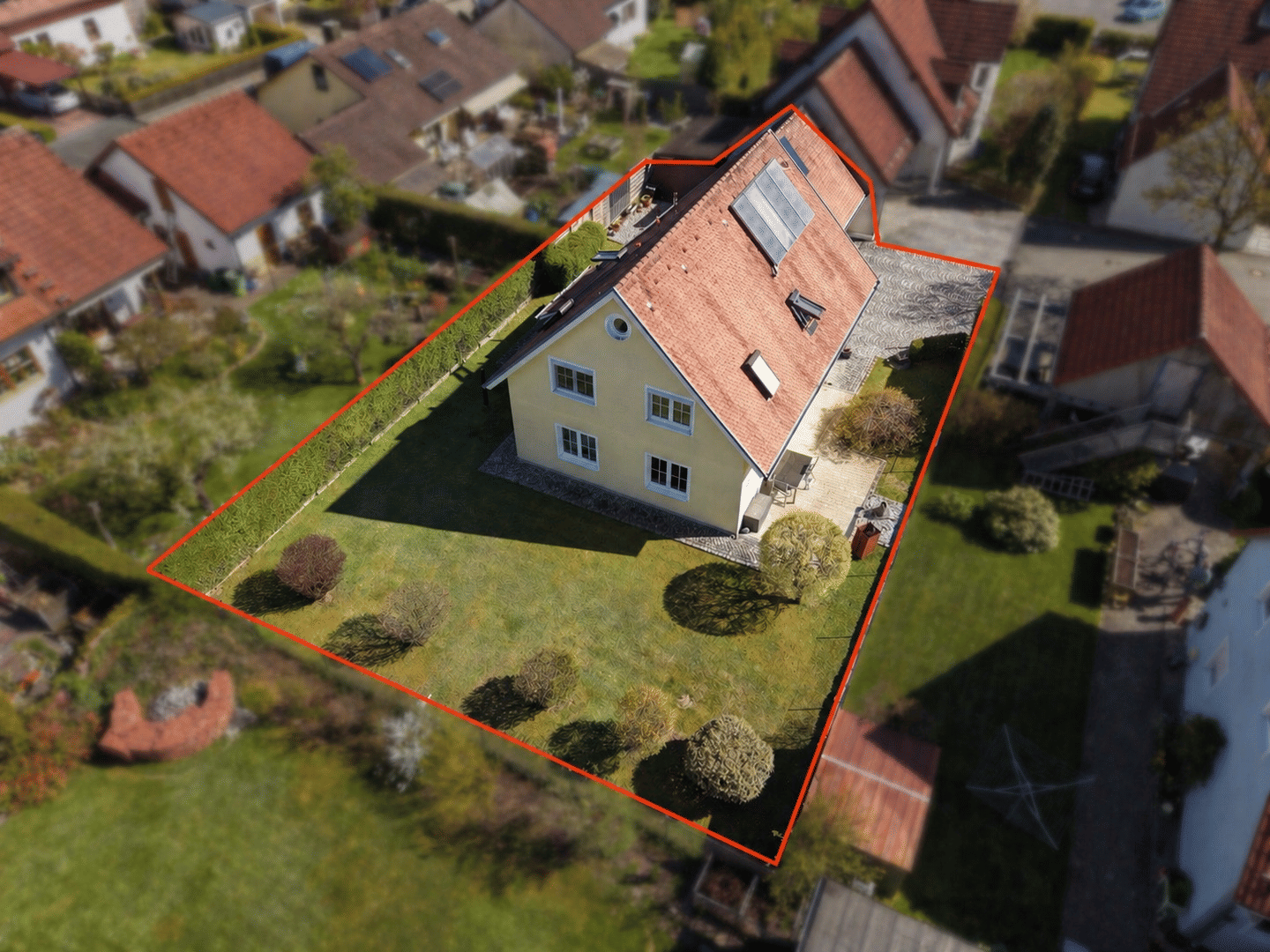 Immobilie in Altenstadt an der Waldnaab - Einfamilienhaus mit großzügigem Garten und Doppelgarage in hervorragendem Zustand - Erbbaugrundstück mit 70 Jahren Restlaufzeit - Bild 0