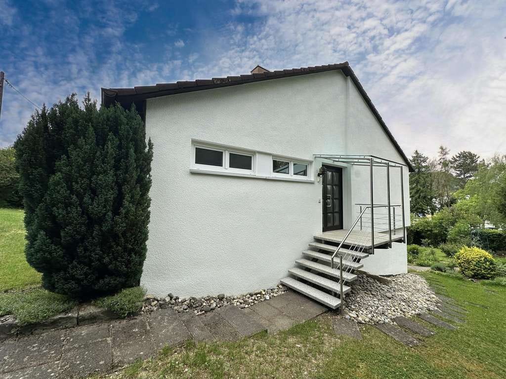 Immobilie in Eningen unter Achalm - 4-Zimmerwohnung mit eigenem Eingang, Gartenanteil & Garage - Bild 1