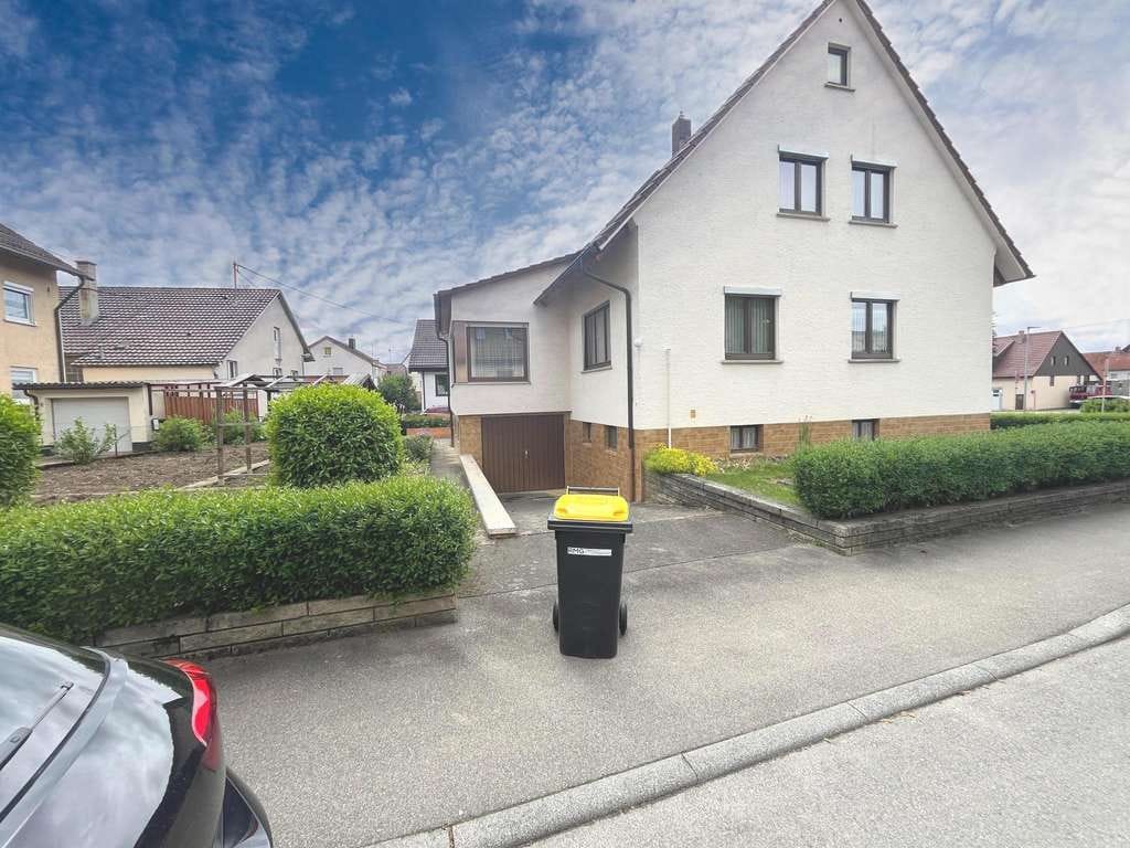 Immobilie in Frickenhausen - RUHIG + ZENTRAL! Freistehendes 1- bis 2-Fam.-Haus. Renovierungsbedürftig. 2 Garagen! - Bild 1