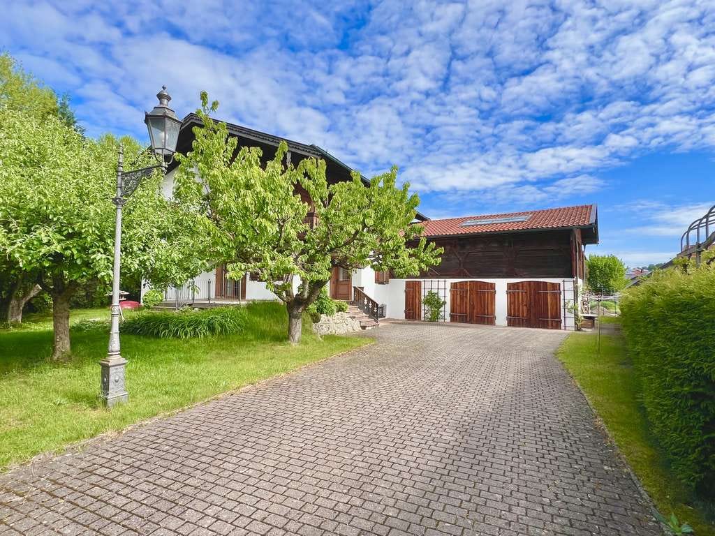 Immobilie in Tacherting - GROSSZÜGIGES WOHNHAUS MIT ALPENLÄNDISCHEM CHARME UND EINLIEGERWOHNUNG IN TACHERTING - Bild 3