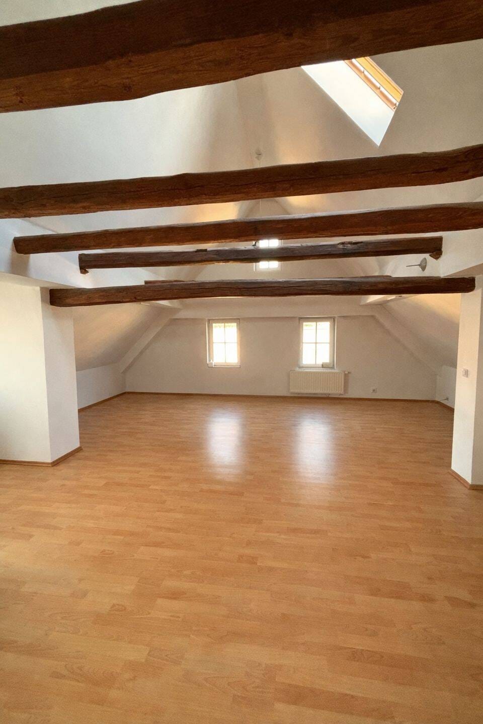 Immobilie in Bergtheim - Renditeobjekt: Wohnung 5 Zimmer, 2 Bäder, saniert, Wfl. 155 qm, Balkon, 1 Bad m. Wanne + Dusche, Waschmaschinenanschluss , 1 zus. Bad m. Dusche im DG - Bild 1