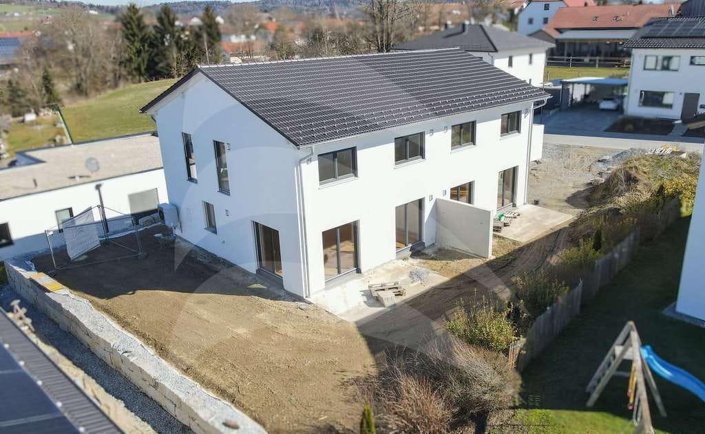 Immobilie in Aicha vorm Wald - Lichtdurchflutete Doppelhaushälfte mit Süd-West-Garten in Aicha vorm Wald - Bild 0
