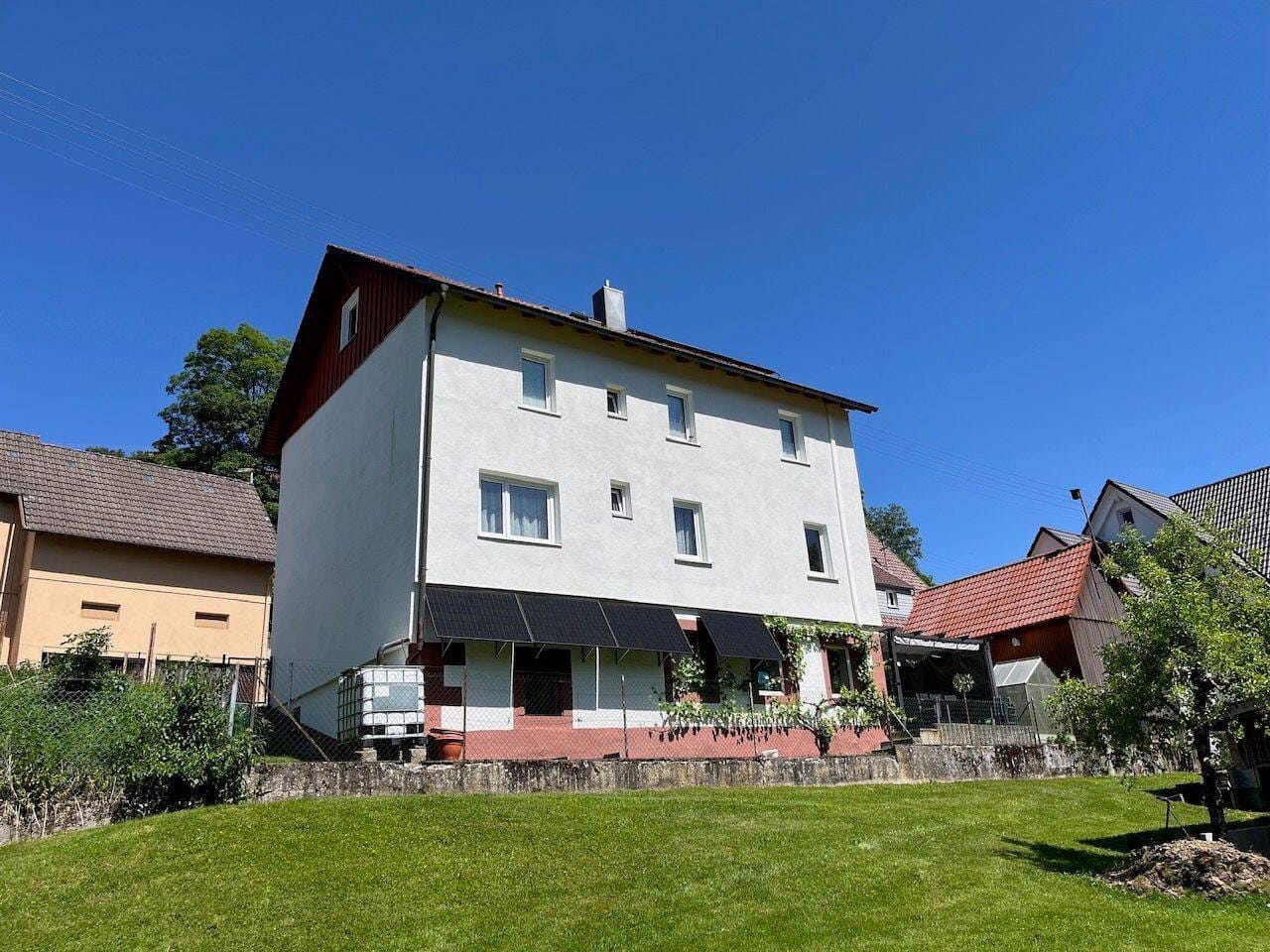Immobilie in Loßburg - Charmantes Mehrgenerationenhaus mit Garage und schönem Garten - Bild 0