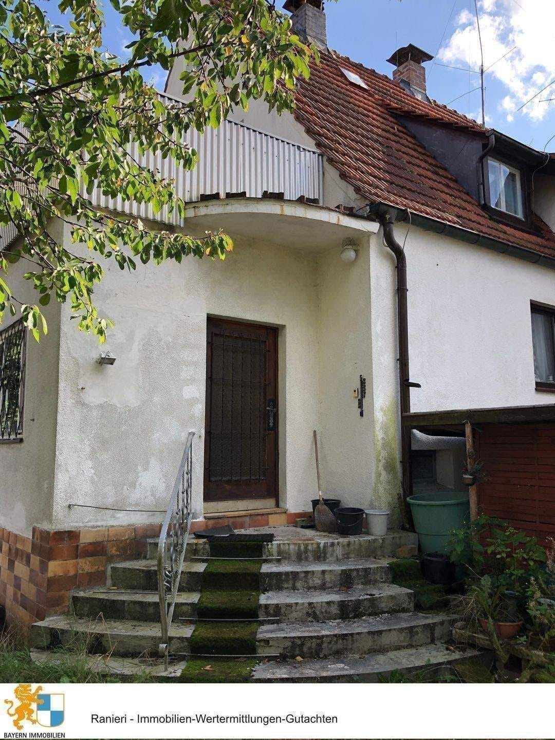 Immobilie in Oberasbach - Renovierungsbedürftiges Wohnhaus in sehr guter Lage von Oberasbach - Geplant : Teilverkauf hinteres Grundstück  - Bild 3