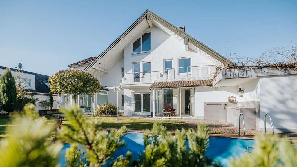 Immobilie in Breisach am Rhein - Vielseitig nutzbares Einfamilienhaus mit Büroeinheit und Einliegerwohnung in Breisach-Hochstetten - Bild 0