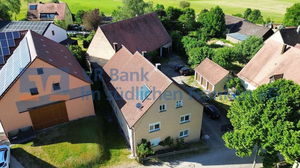 Immobilie in Feuchtwangen - Großzügiges Anwesen mit vielseitigen Nutzungsmöglichkeiten und weitläufigem Grundstück - Bild 2