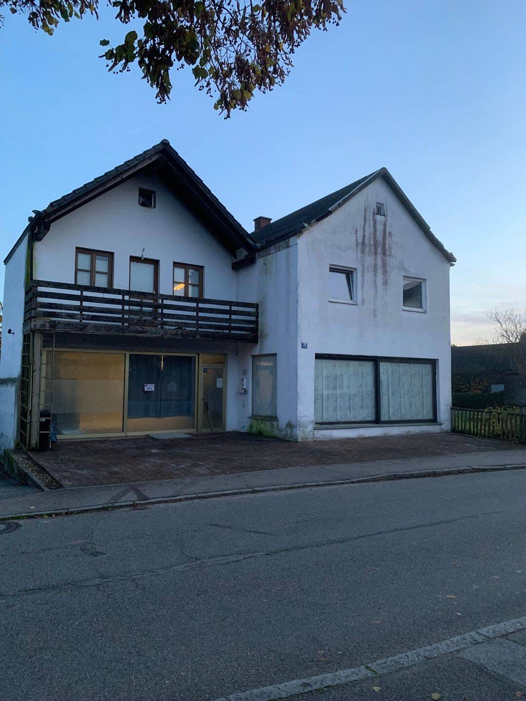 Immobilie in Langquaid - Zwei Einfamilienhäuser mit viel Platz im Zentrum von 84085 Langquaid - Bild 1
