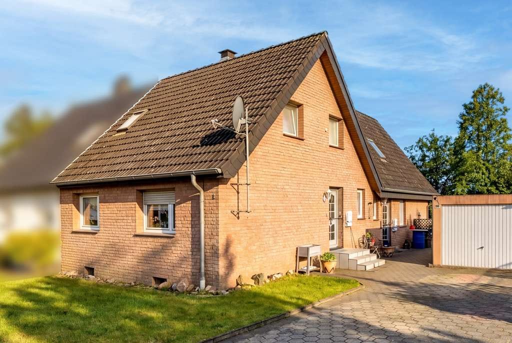 Immobilie in Herford - Zweifamilienhaus mit großem Garten und 2 Garagen - Bild 1