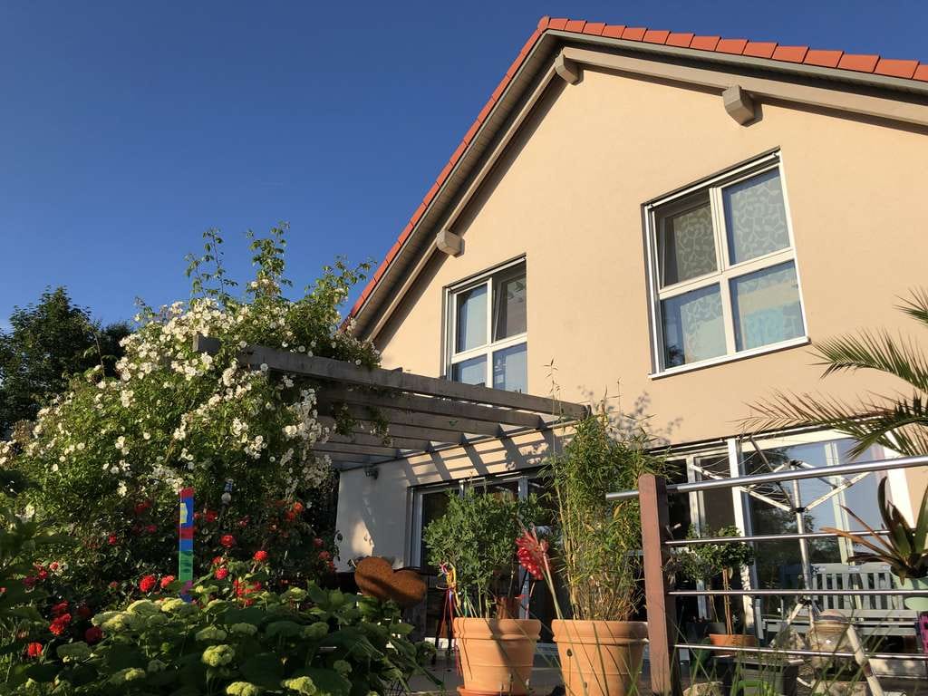 Immobilie in Satteldorf - Ökologisches Einfamilienhaus mit Aufzug, Holzdecke & Wohlfühlatmosphäre in Südlage - Bild 1