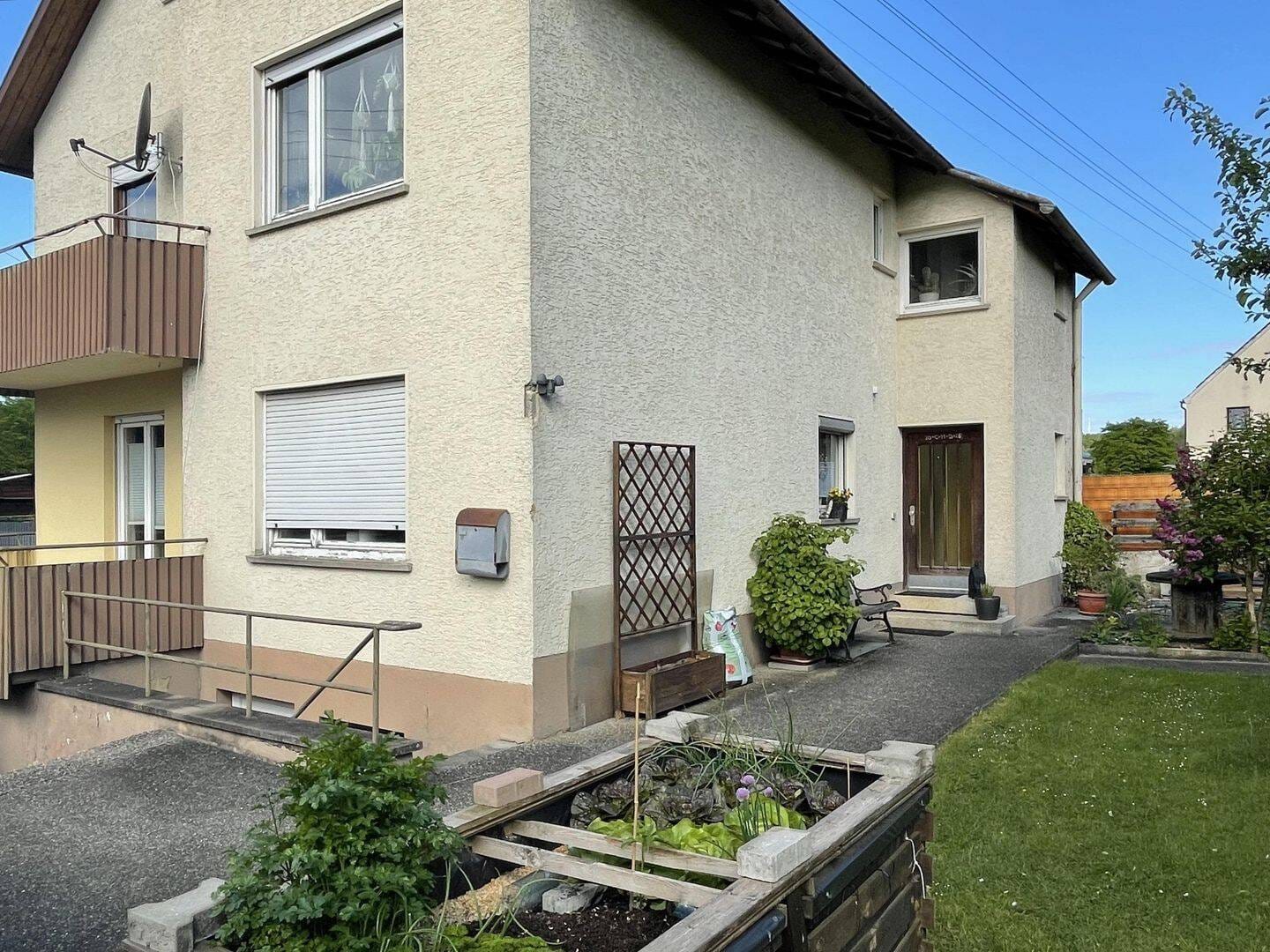 Immobilie in Zöschingen - Einfamilienhaus mit 6 Zimmern und tollem Gartengrundstück - Bild 1