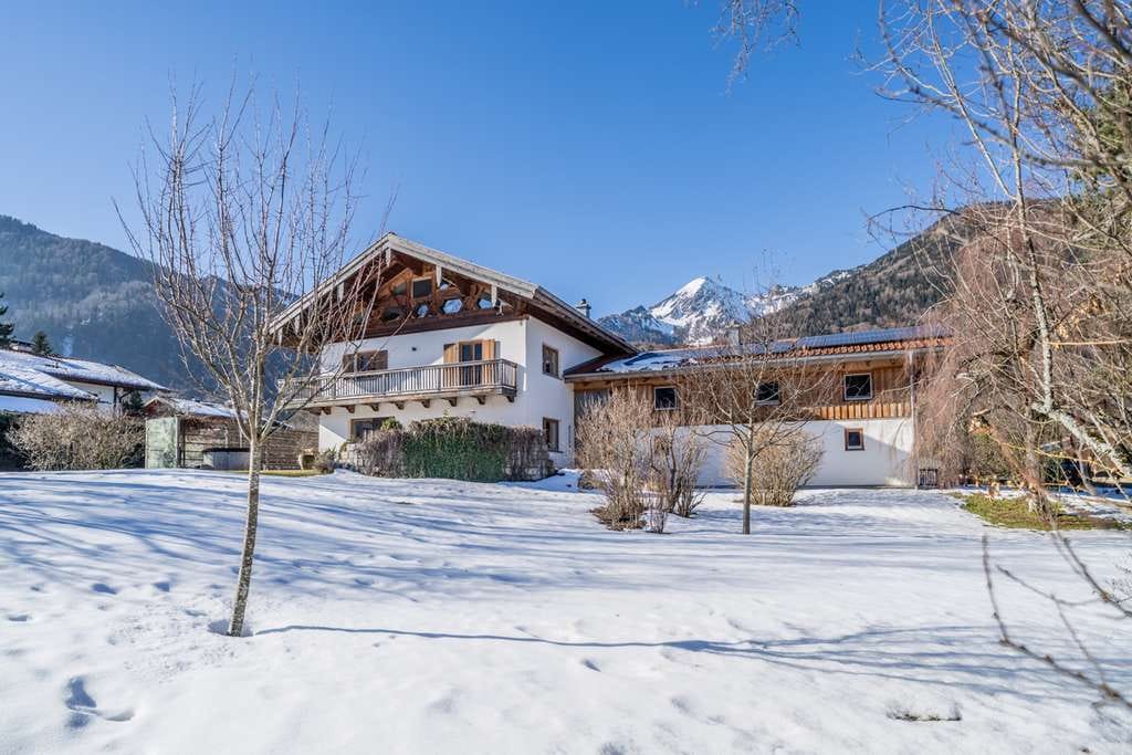 Immobilie in Schleching - Rarität in malerischer Lage:
Einzigartiges Anwesen im Landhaus-Stil mit Gästebereich und Alpenblick - Bild 1